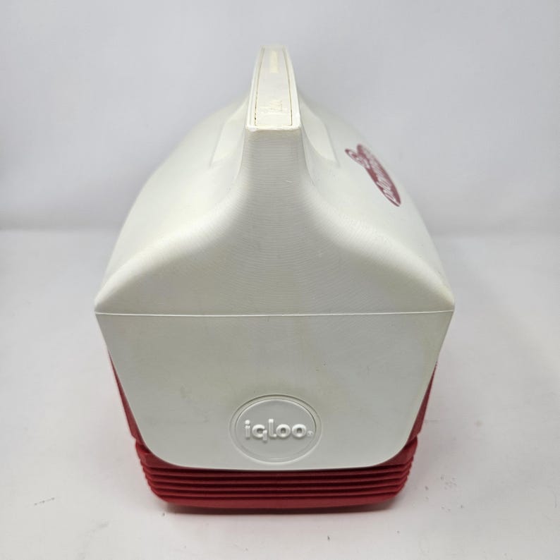 Puede incluir: Nevera Igloo blanca y roja con una manija roja y un logotipo Igloo blanco en la parte delantera.