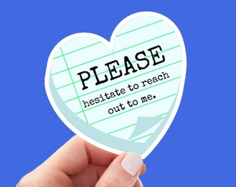 Op de afbeelding: Een blauwe sticker in de vorm van een hart met witte lijnen en de tekst "PLEASE hesitate to reach out to me."