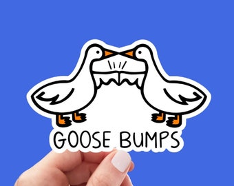 Op de afbeelding: Witte sticker met een cartoonillustratie van twee ganzen die elkaar aankijken met hun snavels open. De tekst "GOOSE BUMPS" staat onder de ganzen.