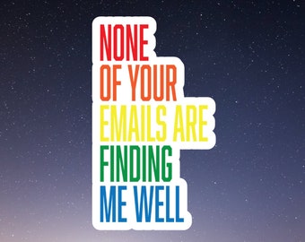 Op de afbeelding: Een sticker met een regenboogkleurenpatroon en de tekst "NONE OF YOUR EMAILS ARE FINDING ME WELL".