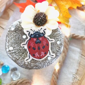 Pin's en bois modèle Coccinelle Wicca, broche de créateur, idée cadeau femme image 1