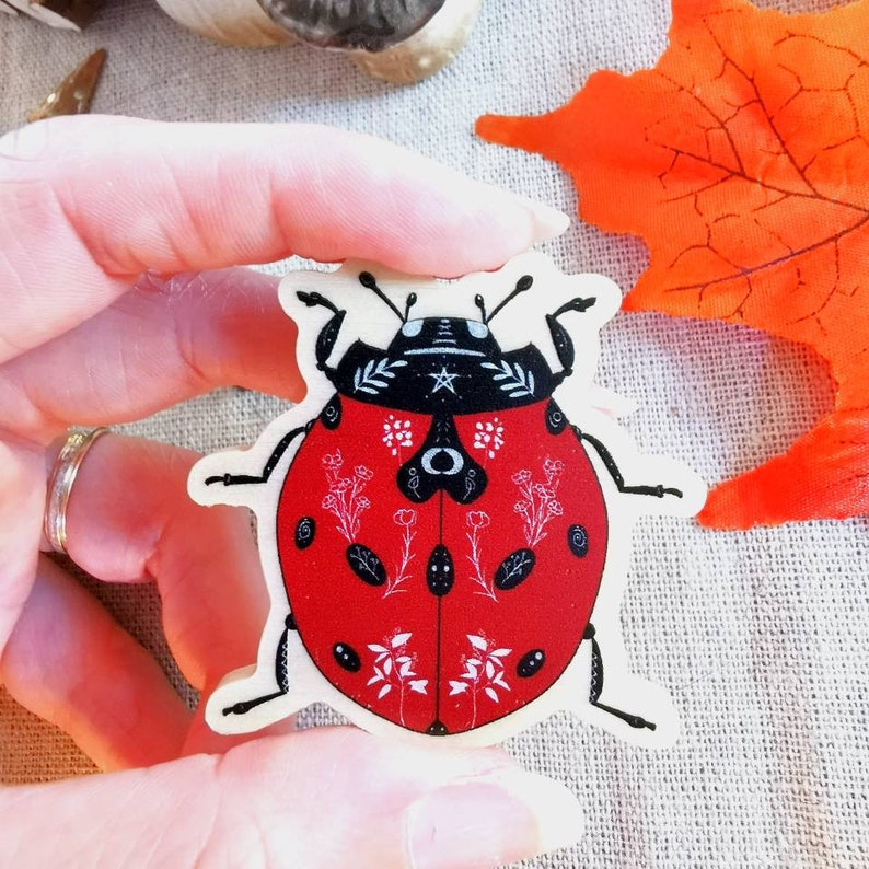 Pin's en bois modèle Coccinelle Wicca, broche de créateur, idée cadeau femme image 7