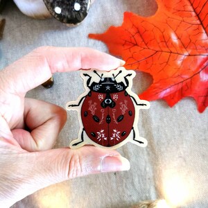 Pin's en bois modèle Coccinelle Wicca, broche de créateur, idée cadeau femme image 6