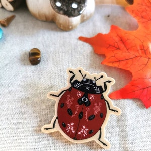 Pin's en bois modèle Coccinelle Wicca, broche de créateur, idée cadeau femme image 3