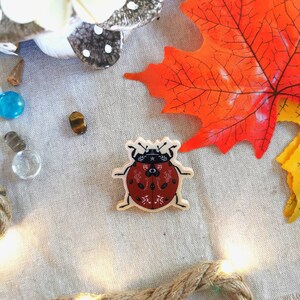 Pin's en bois modèle Coccinelle Wicca, broche de créateur, idée cadeau femme image 2