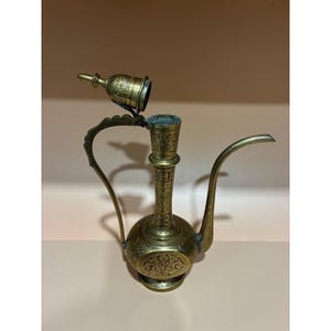 Tetera antigua Aftaba de latón macizo, grabada, de fabricación india, con forma de lámpara de genio