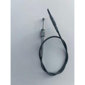 Può includere: Un cavo di scatto flessibile color argento per fotocamere. Il dispositivo è dotato di un lungo cavo metallico a spirale, un connettore filettato a un'estremità e un meccanismo a stantuffo con un piccolo pulsante all'altra estremità.