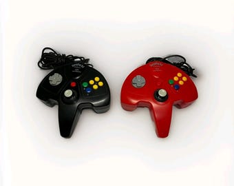 Controller SuperPad 64 per Nintendo 64, rosso e nero.