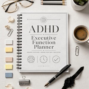 Può includere: Un'agenda a spirale bianca intitolata ADHD Executive Function Planner con testo nero che recita Organize Your Mind, Manage Your Time, Take Action, con icone di un cervello, un orologio e un segno di spunta sulla copertina.