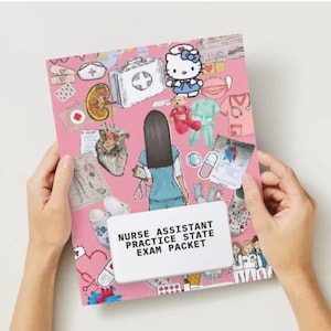 Può includere: Una guida di studio rosa con un collage di illustrazioni mediche e personaggi dei cartoni animati. Il titolo "Nurse Assistant Practice State Exam Packet" è stampato su un rettangolo bianco.