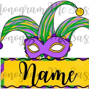 Może przedstawiać: Kolorowy projekt Mardi Gras z czapką błazna w zielone, żółte i fioletowe paski, fioletową maską i żółtym prostokątem ze słowem "Name" w czarnym skrypcie. Projekt jest obrysowany zielenią i fioletem.
