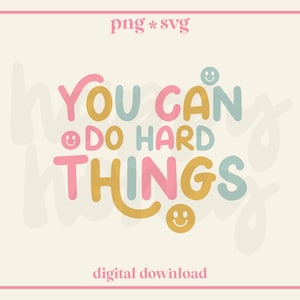 以下が含まれることがあります： レトロなフォントで「YOU CAN DO HARD THINGS」というテキストが入ったデジタルダウンロードグラフィック。デザインにはスマイリーフェイスが含まれており、ピンクのボーダーが付いたクリーム色の背景に設定されています。「png * svg」と「digital download」の文字も含まれています。