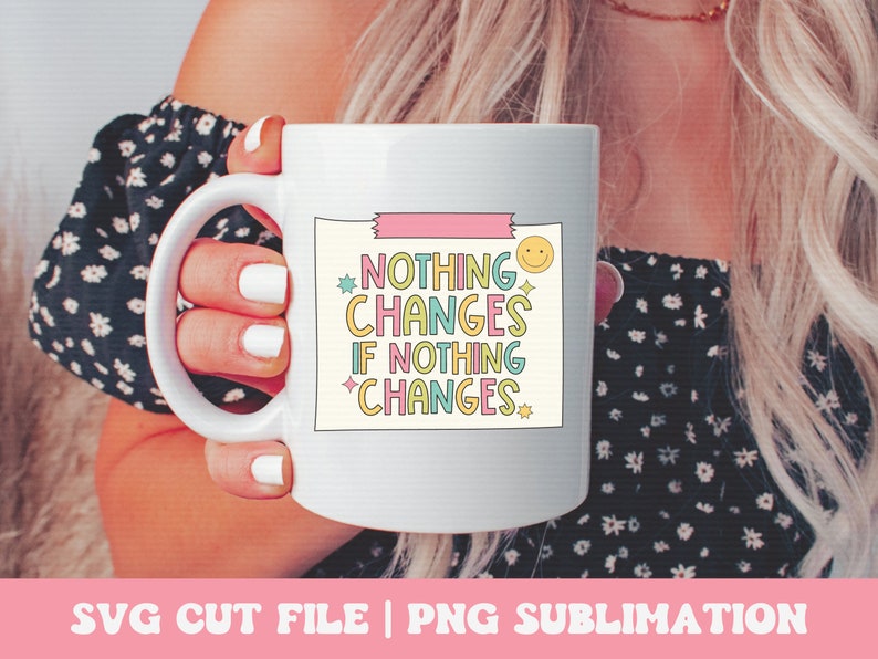Puede incluir: Taza de cer&aacute;mica blanca con un dise&ntilde;o rosa, amarillo, azul y verde. La taza presenta el texto "Nada cambia si nada cambia" con una carita sonriente y estrellas.