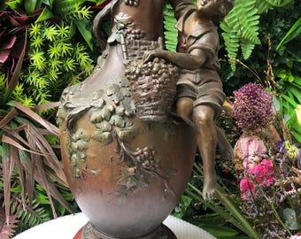 Franse 19e-eeuwse bronzen VAAS "Druiven oogsten" van Hippolyte Francois Moreau. Antieke sculptuur voor in je klassieke huis. Jugendstil