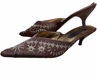 Zapatos de tacón bajo con punta puntiaguda y bordados estilo años 90/años 2000 de Elle Menno / Talla 7.5