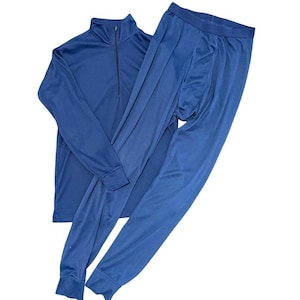 Puede incluir: Un juego de tres tazas de cerámica con un acabado mate moteado. Las tazas son de color crema, gris claro y gris oscuro. Cada taza tiene un diseño simple y minimalista y un asa redondeada.