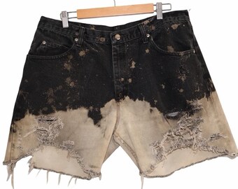 Shorts vaqueros Wrangler desteñidos y desgastados para mujer. Cintura de 91 cm (36 pulgadas).