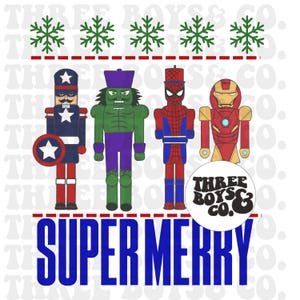 Puede incluir: Gráfico festivo con cuatro cascanueces de superhéroes: Capitán América, Hulk, Spider-Man e Iron Man. El diseño incluye copos de nieve verdes, una línea de puntos roja y el texto "SUPER MERRY" en azul. Un logotipo circular dice "THREE BOYS & CO."