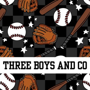 Puede incluir: Un fondo de cuadros negros y blancos con bates de béisbol, pelotas de béisbol y guantes de béisbol. El texto "THREE BOYS AND CO" está en el centro de la imagen.