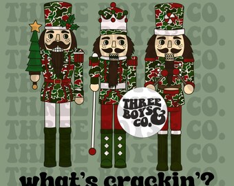 Op de afbeelding: Drie notenkraker-figuurtjes met een camouflagepatroon, gekleed in rode en witte outfits. De middelste notenkraker houdt een staf vast, de linker een kerstboom en de rechter een trommel. De tekst "THREE BOYS & CO." staat op een witte cirkel voor de notenkrakers. De tekst "what's crackin'?" staat onder de notenkrakers.