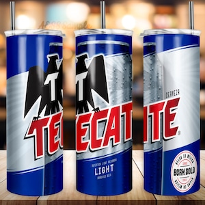 Op de afbeelding: Drie blauwe en witte geïsoleerde bekers met een zilveren adelaar en de woorden "Tecate" en "Light" erop gedrukt. De beker rechts heeft ook de woorden "Cerveza" en "Born Bold" erop gedrukt.