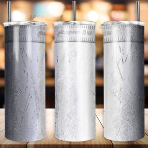 Puede incluir: Tres vasos de acero inoxidable con un diseño texturizado blanco y gris. Los vasos tienen una banda plateada alrededor de la parte superior con el texto "Snap-on" y "10 MM" impreso en ellos.