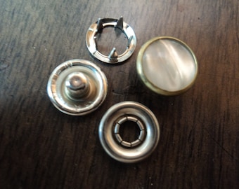 1 dussin - 12 delar kompletta set - vit western poly pärlknapp med ljus guldfärgad kant. Storlek 18, 7/16" diameter. Tillverkad i USA