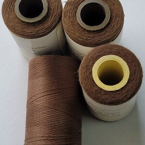 Fil de polyester recouvert de polyester - Marron moyen.  Bobine de 1 000 verges.  fabriqué aux États-Unis.