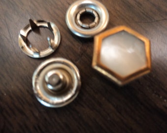 1 dussin (12 st) kompletta set - västerländsk hexagonal vit polyesterpärla, guldkantad kant. Storlek 18, tillverkad i USA