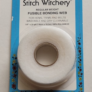 Puede incluir: Un rollo de tejido termoadhesivo blanco Stitch Witchery, un producto para dobladillos, ribetes y cinturones. La etiqueta dice "Peso regular" y "5/8" x 20 yd (1,6 cm x 18,3 m) 100 % poliamida".