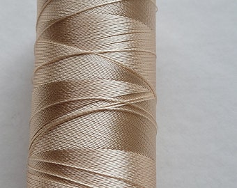 hilo de monograma-TAN-tamaño 00-100% rayón-ligero-500 yardas. muy brillante,