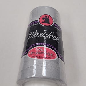 Peut inclure: Une bobine de fil Maxi-Lock tout usage en polyester filé de couleur gris argenté pour surjeteuses.