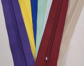 YKK® 7インチのユニークな隠しジッパーで目立たずに閉じられます