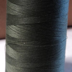 Peut inclure: Une bobine de fil vert foncé.