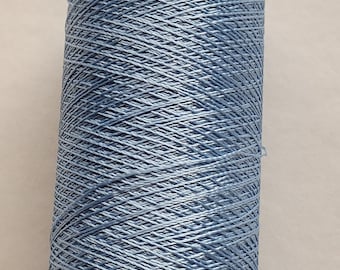 Hilo para monogramas - AZUL - tamaño 00 - 100% Rayón - Ligero - 500 yardas. Muy brillante.