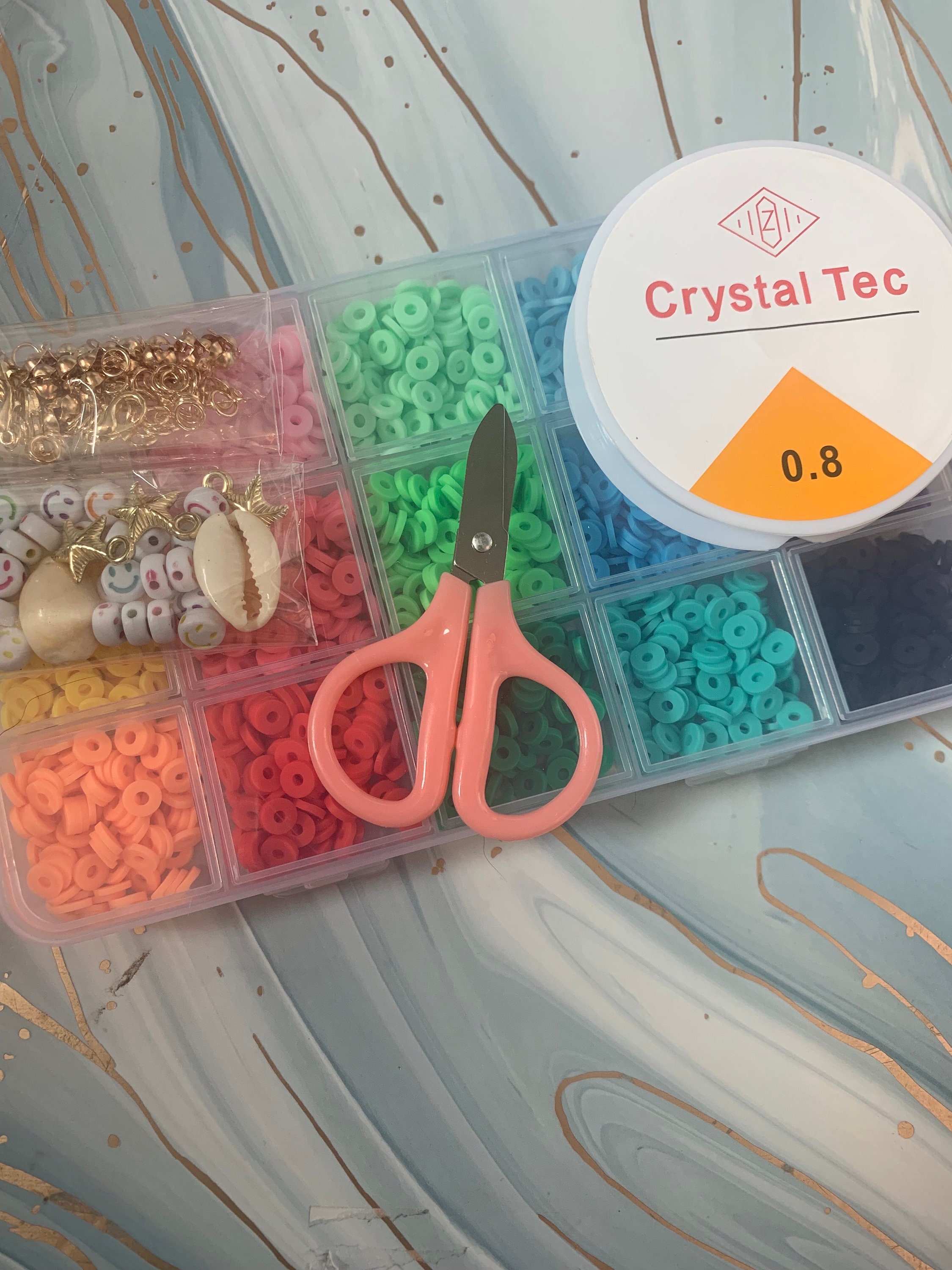 Kit de fabricación de pulseras, incluye cuentas de arcilla, cuentas de  poni, cuentas de cara sonriente de polímero, cuentas de letras de perlas de