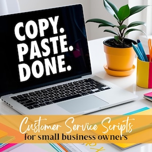 Könnte beinhalten: Ein Laptop zeigt den Text "COPY. PASTE. DONE." auf dem Bildschirm. Eine kleine Topfpflanze und Stifte in einem bunten Halter stehen daneben. Das Bild enthält auch den Text "Customer Service Scripts for small business owners."
