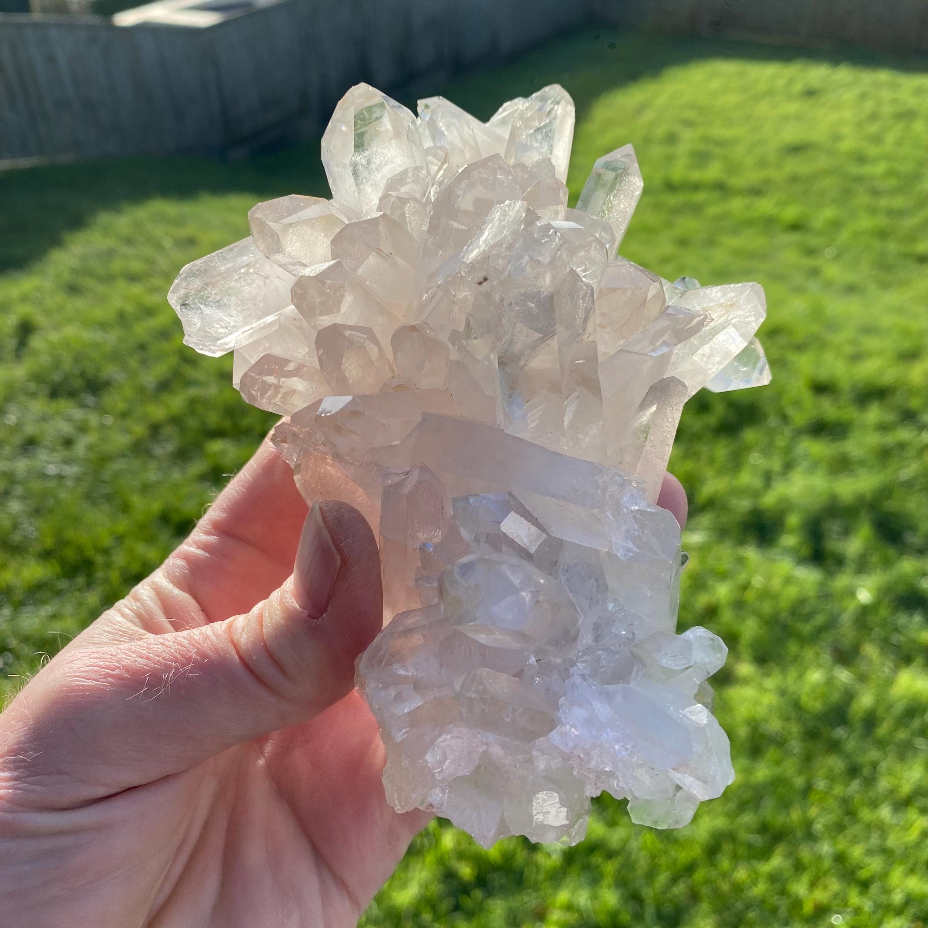 ブラジル、ディアマンティーナ鉱山産天然透明水晶クラスター 約665