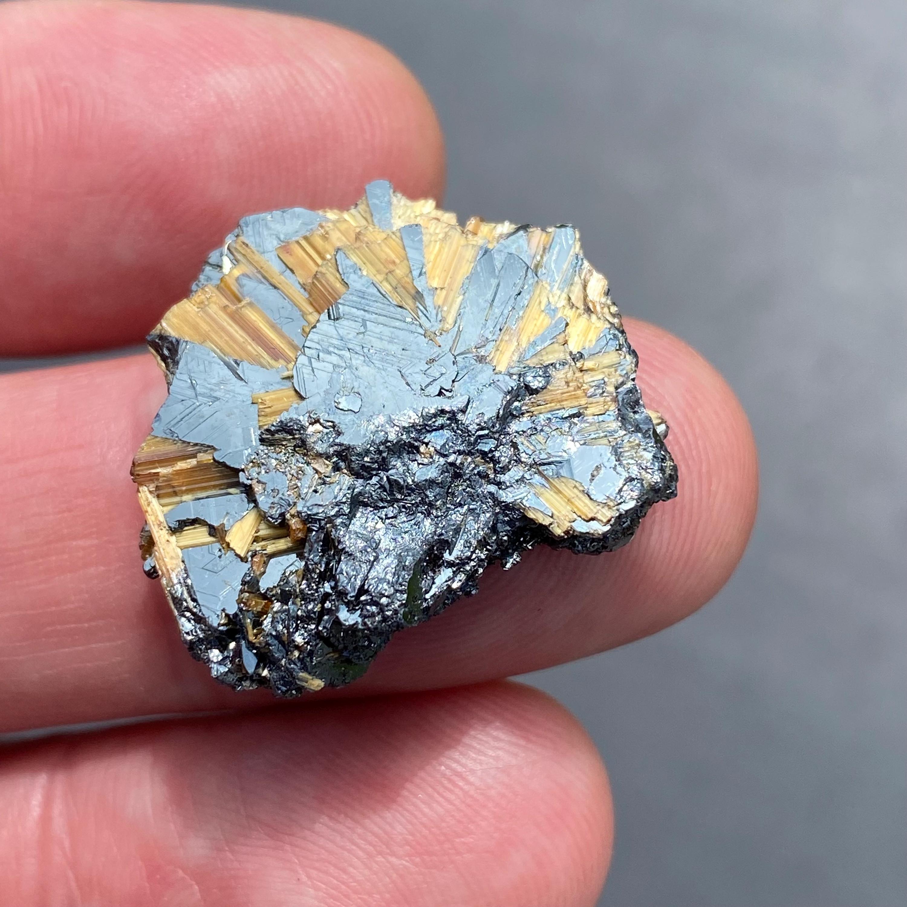 ルチル入りヘマタイト標本 ブラジル 約9グラム - Etsy 日本