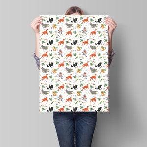 Puede incluir: Papel de regalo blanco con un patr&oacute;n repetitivo de gatos con gorros de Pap&aacute; Noel y sosteniendo botellas de champ&aacute;n. El texto "Cat-mas" se repite en todo el patr&oacute;n.