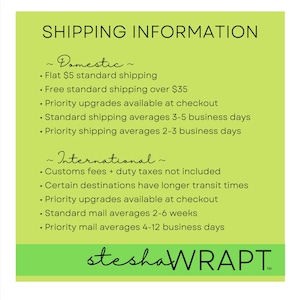 Puede incluir: Gr&aacute;fico verde y blanco con el texto "SHIPPING INFORMATION" y detalles sobre las tarifas y los plazos de env&iacute;o nacionales e internacionales. El texto tambi&eacute;n incluye "stesha WRAPT" con un s&iacute;mbolo de marca registrada.