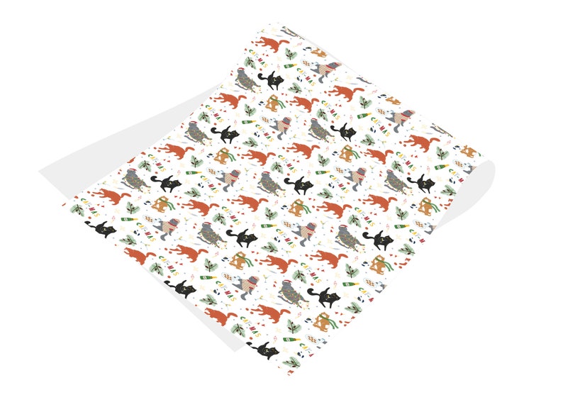 Puede incluir: Papel de regalo blanco con un patr&oacute;n repetitivo de gatos con gorros de Pap&aacute; Noel y sosteniendo copas de champ&aacute;n. Los gatos son naranja, gris y negro. El fondo es blanco con hojas de acebo verdes y bayas rojas.