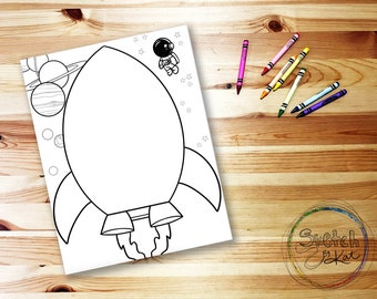 Puede incluir: Una página para colorear imprimible en blanco y negro con un cohete con llamas, planetas y un astronauta. El cohete está en el centro de la página y tiene un gran espacio para colorear.