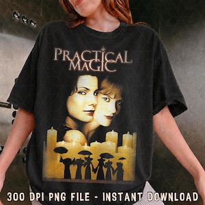 Może przedstawiać: Czarny t-shirt z krótkim rękawem z nadrukiem graficznym tytułu filmu Practical Magic, portretami dwóch kobiet oraz rzędem świecących świec z sylwetkami postaci trzymających parasole pod tekstem 300 DPI PNG FILE.