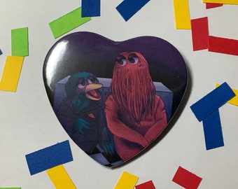 DHMIS - Röd man och anka - 2,25 tums hjärtknapp/märke
