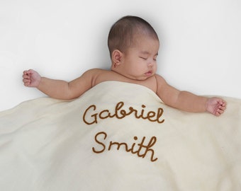 Swaddle bébé personnalisé avec lettres à la main | Couverture nouveau-né brodée sur mesure