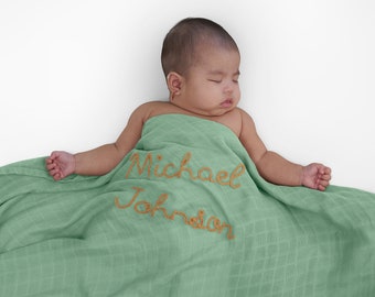 Swaddle bébé personnalisé avec lettres à la main | Couverture nouveau-né brodée sur mesure