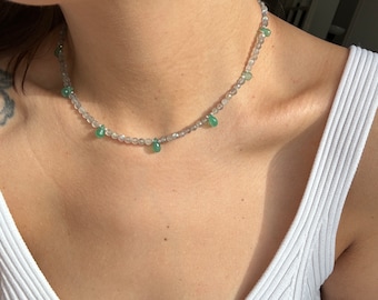 Blauwe flitsende labradorietkralenketting met groene chalcedoondruppels