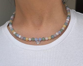 Halsband med runda pärlor i godisfärgat blandat ädelstenar. Pastellfärgad stenchocker