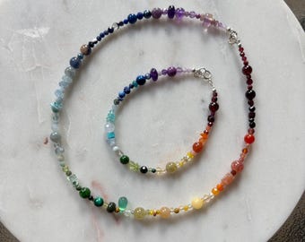 Halsband och armband med pärlor i regnbågsfärgade 7 chakran.